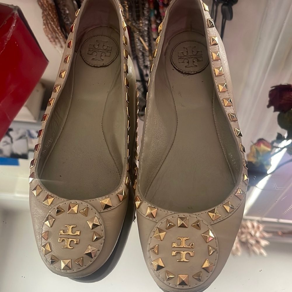 Tory Burch tan & gold flates